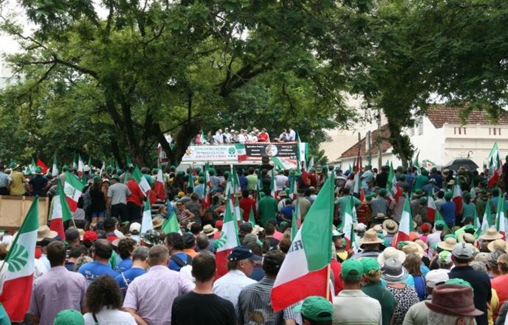 Ir para  <p>Agricultores e trabalhadores de diversos setores se reuniram durante todo o dia de ontem em Santa Rosa, no Noroeste do Estado, no 7&ordm; Grito de Alerta. Promovido pela Fetag, a mobiliza&ccedil;&atilde;o buscou alertar a...